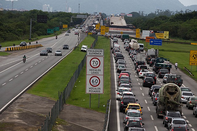 Tráfego deverá ser mais intenso nesta sexta-feira. Danilo Verpa/Folhapress